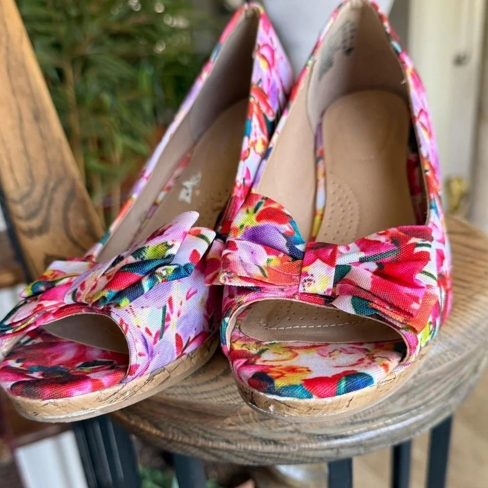 Dex flex comfort ladies floral wedges very good condition nine wide 3 inch heel